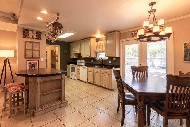 Building Photo - 611 Highland Dr