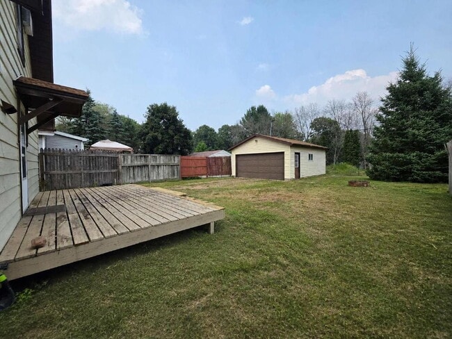 Building Photo - 2 Bedroom, 1 Bathroom Home with Garage Available Now