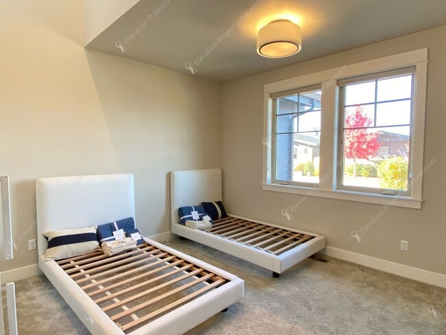 Building Photo - Luxury Single-Level 3BR - 3.5BA Living in Tetherow