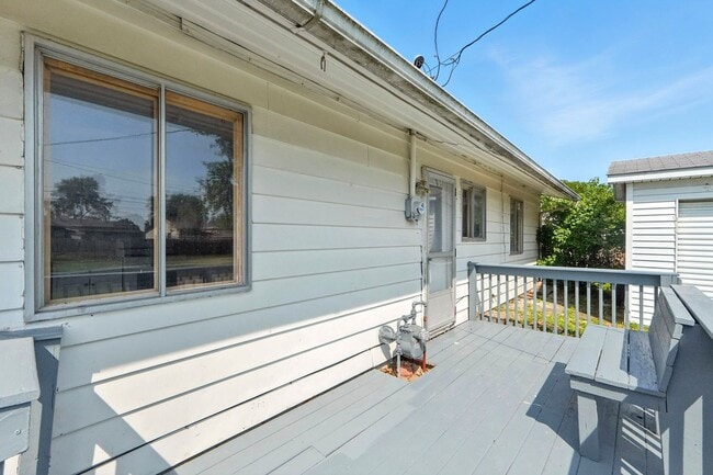 Building Photo - 3 bedroom home! **Move in special**