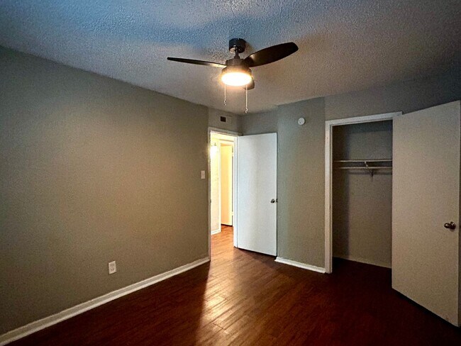 Building Photo - 2401 Manor Rd