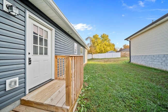 Building Photo - 920 Foch St