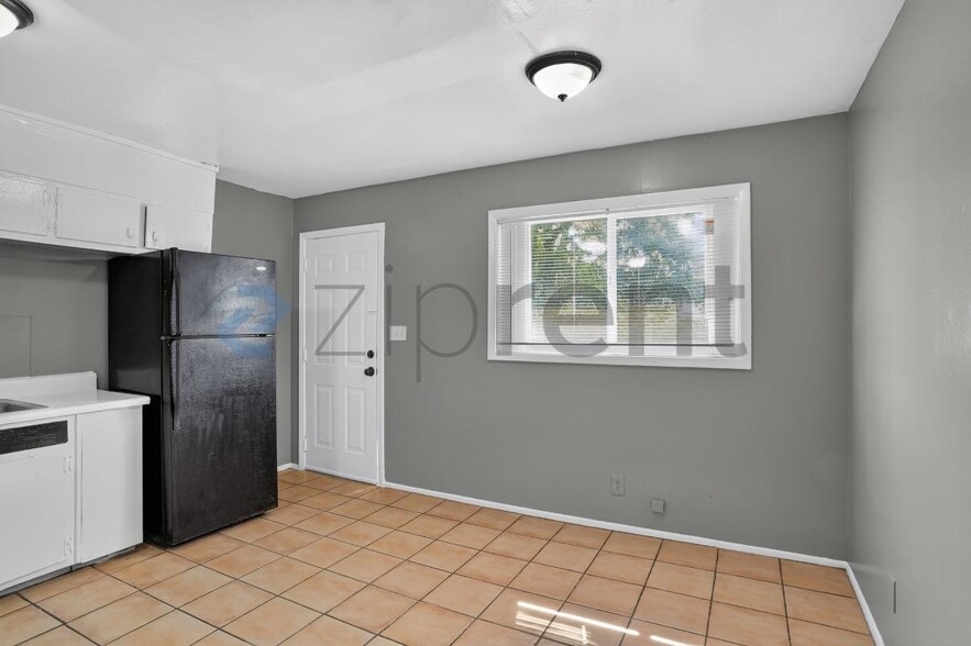 Building Photo - Unit A6