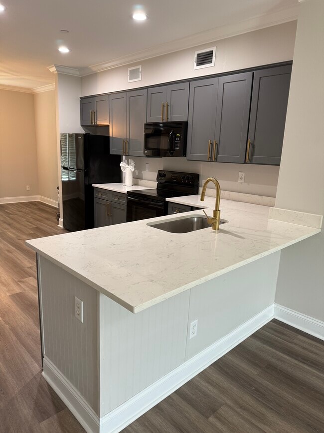 Building Photo - 102 Pine St