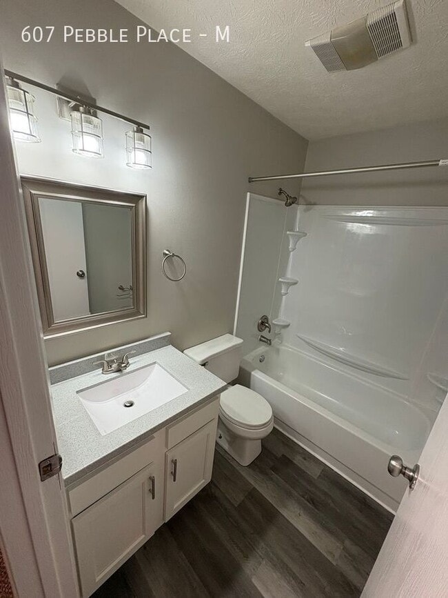 Building Photo - 607 Pebble Pl Dr