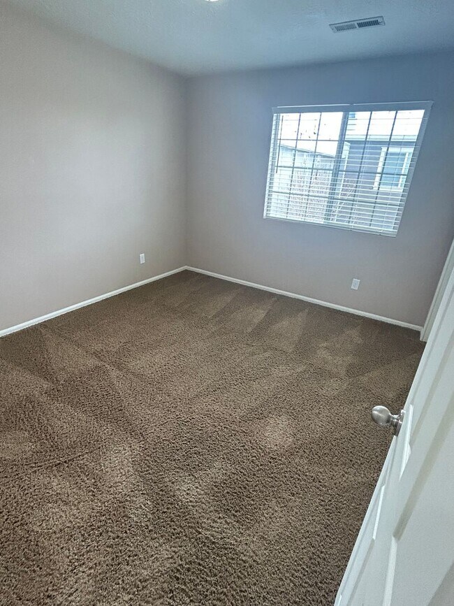 Building Photo - Beautiful 3 Bed 2.5 Bath - 2 Story Home in...