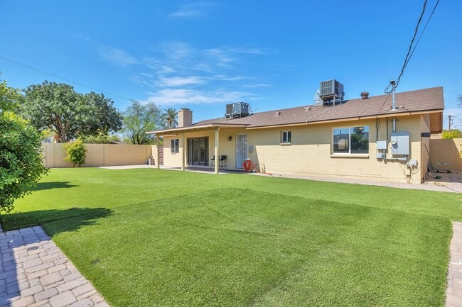 Building Photo - Tempe 6-Bedroom Home Featuring Large Turf Yard & Ideal Location