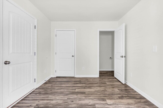 Building Photo - Beautiful 3-bed, 2.5-bath home with a bright, open floor plan.