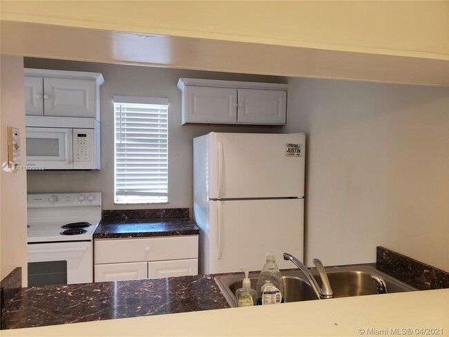 Building Photo - 9962 Twin Lakes Dr