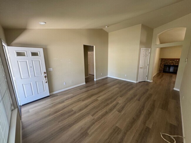 Building Photo - 3 bed / 2 Bath | West Roseville Home Avail...