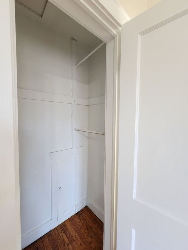 Building Photo - 1 Bed 1 Bath Upstairs Garage Apt in the Mi...