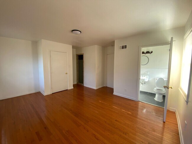 Building Photo - Located in Savannah, GA, this oversized 2-bedroom, 2-bathroom unit