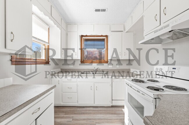 Building Photo - 4557 S Oak Ave