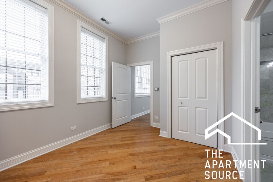 Building Photo - 2338 W Morse Ave