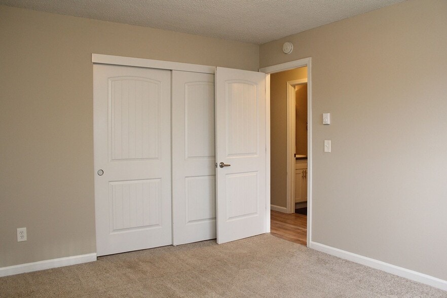 Building Photo - 4609-4609 NE Killingsworth St