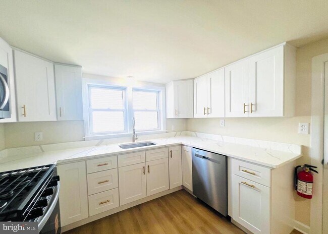 Building Photo - 617 3rd St