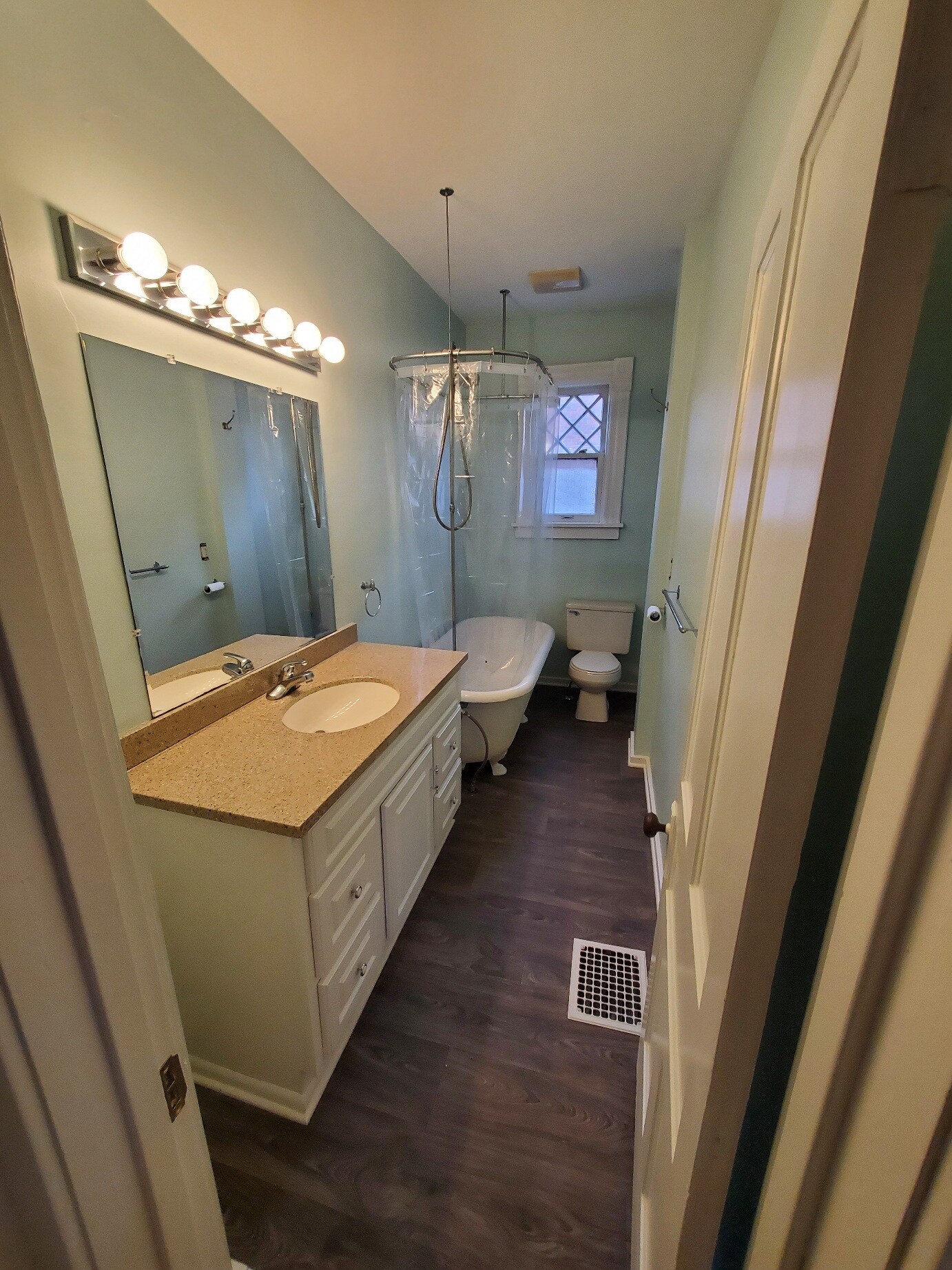 Building Photo - 556 College Ave SE