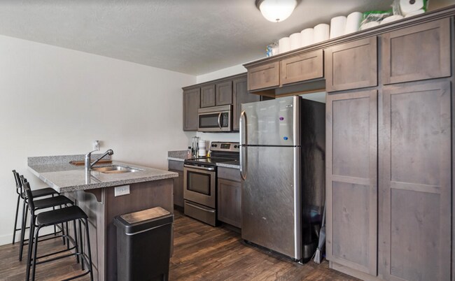 Building Photo - 194 E 700 N