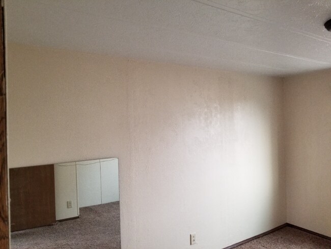 Building Photo - 409 N Cedar St