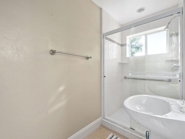 Building Photo - Beautiful Home in Quaint Neighborhood