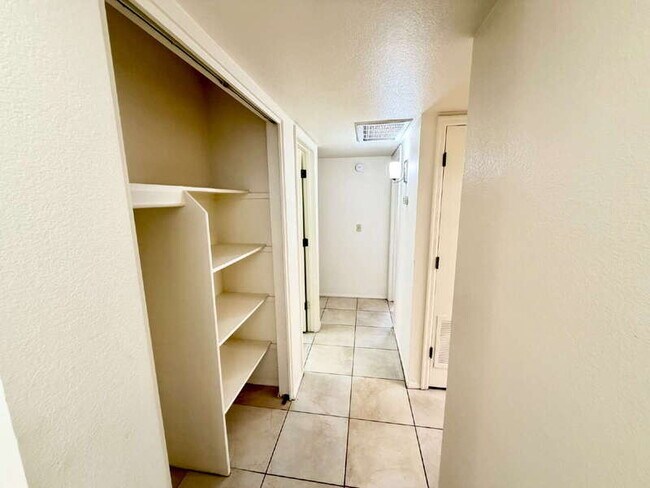 Building Photo - 13644 N Hamilton Dr