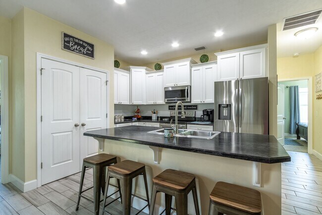 Building Photo - Spacious 3BR/2BA Home with Open Layout, Is...
