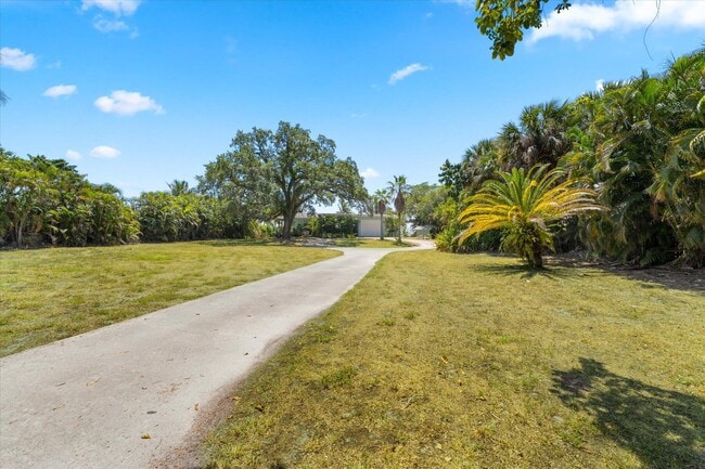 Building Photo - 850 NE Ixora Dr