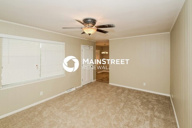 Building Photo - 3 Bedroom Pet-Friendly Home in Center Poin...