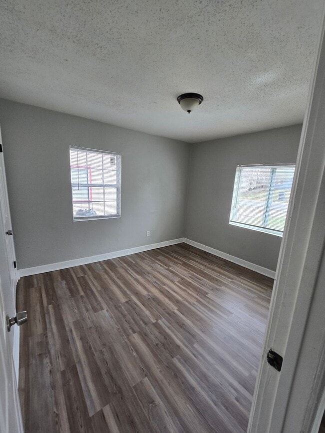 Building Photo - 2 bedrooms 1 bath renovated ready for move in