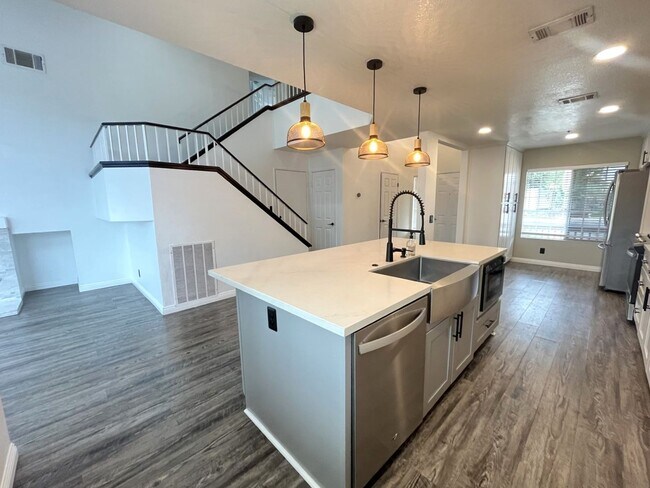 Building Photo - 4 bedroom, 2.5 bathroom home in a gated Riverside community!