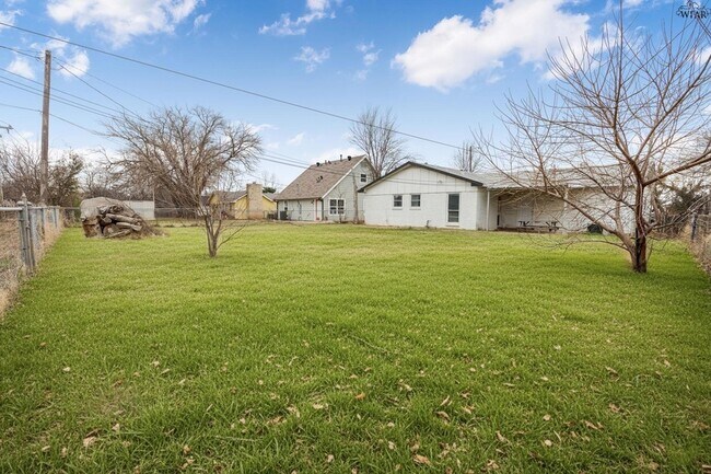 Building Photo - 1811 Deer Park Way