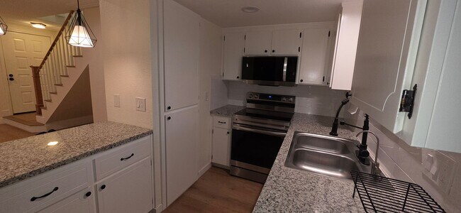 Building Photo - Steps from SJSU | 2 Master Suites | Gated + Parking |