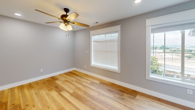 Building Photo - 1209 Hedge Ave