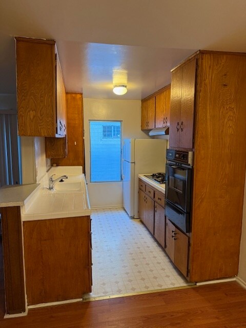 Kitchen with stove and fridge - 1440 Barry Ave