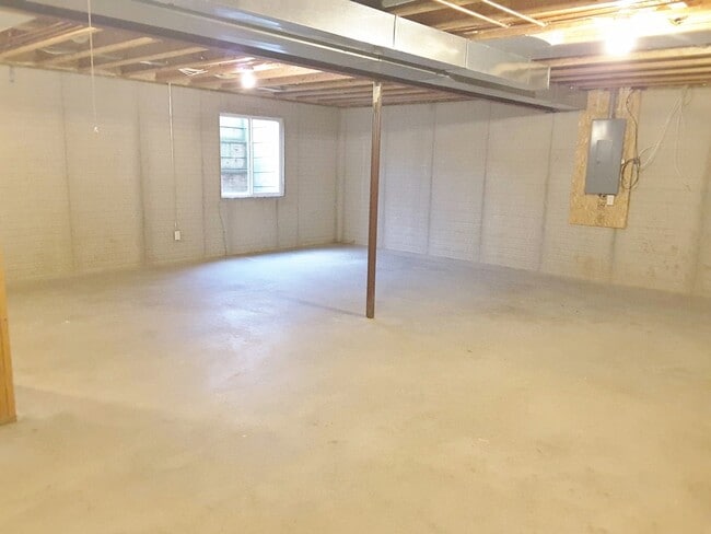 Building Photo - 3 Bedroom 2 Bathroom Single Family Home in...