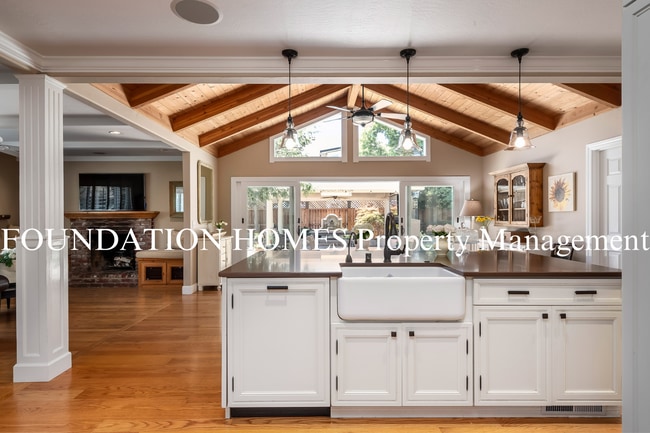 Building Photo - Gorgeous Ranch Style 4BD/2.5BA!  Outdoor Kitchen!  Hot Tub!  FOUNDATION