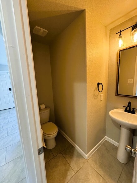 Building Photo - 615 Calm Ct