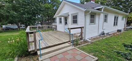 Building Photo - Spacious 2 bedroom with garage + 2 vehicle...