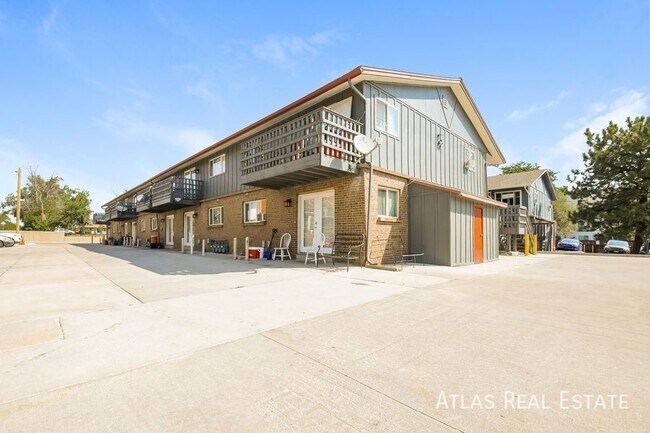 Building Photo - Spacious 2 bed 1 bath unit in Lakewood ! F...