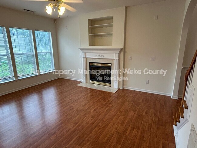 Building Photo - 2500 Valley Haven Dr