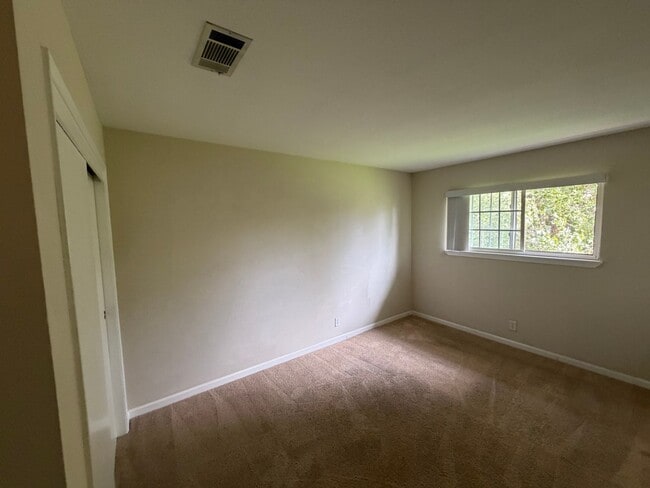 Building Photo - Central and updated 3 bedroom 1.5 bath tow...