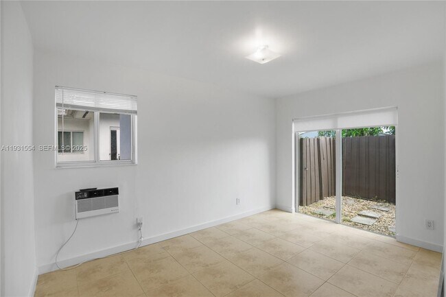 Building Photo - 932 Moffett St