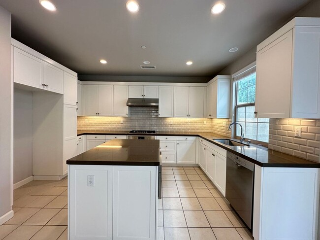 Building Photo - 4 BEDROOM HOME FOR LEASING IN Irvine