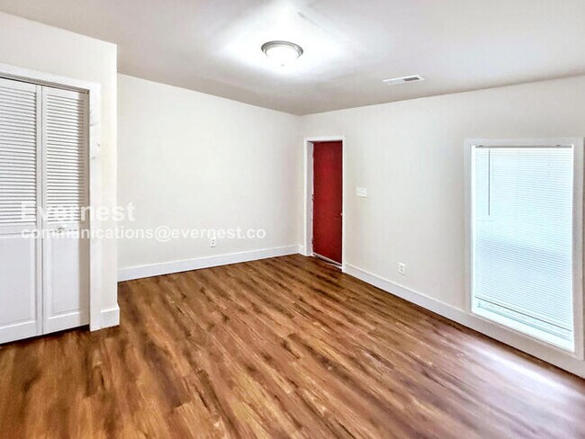 Building Photo - 205 9th Ave W