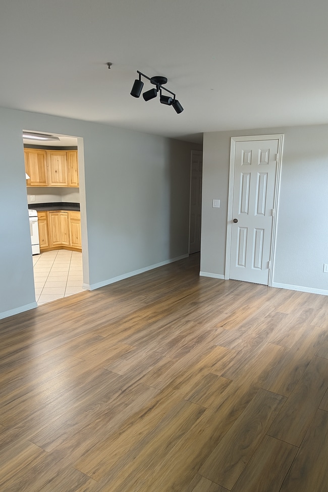 Building Photo - 3 Bedroom 1 Bathroom Apartment in Golden! $500 Move in Special!