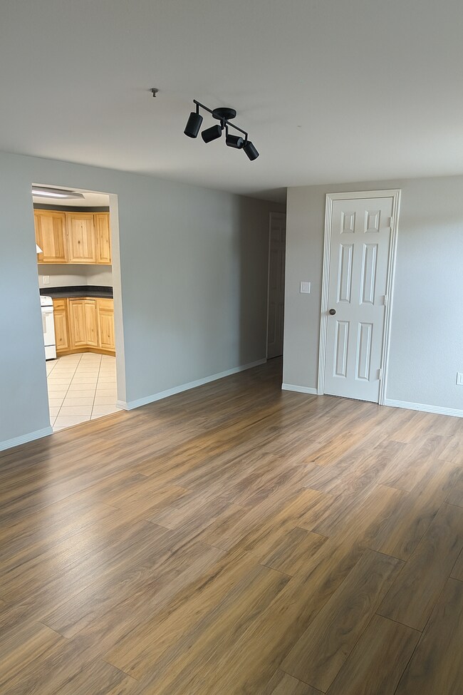 Building Photo - 3 Bedroom 1 Bathroom Apartment in Golden!