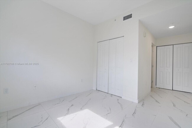 Building Photo - 420 SW 7th Ave