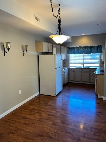 Building Photo - 5225 White Willow Dr
