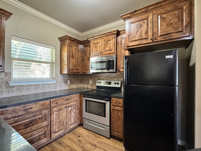 Building Photo - 939 Redbud Ln