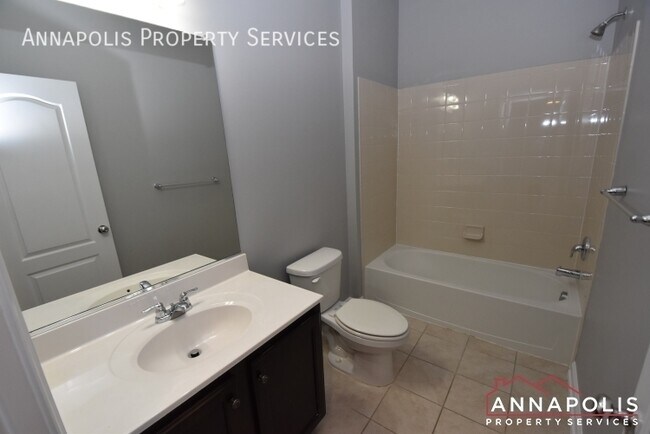 Building Photo - 8289 Meadowood Dr